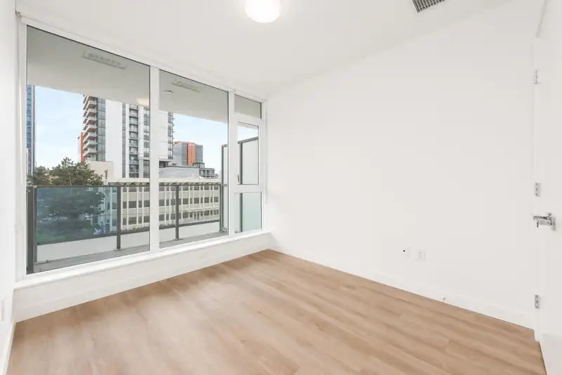 413 9675 KING GEORGE BOULEVARD - photo 2 of 34