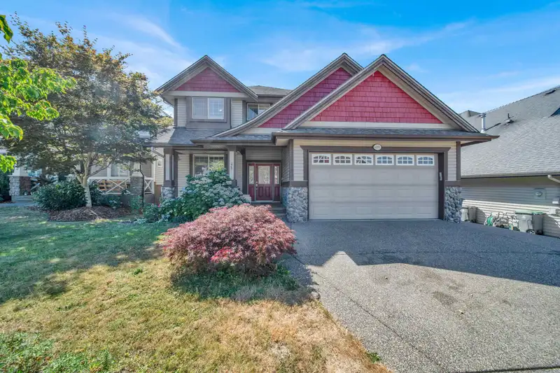 6081 164A STREET - photo 1 of 40