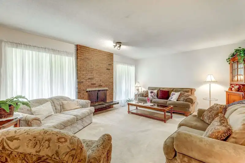 15584 98 AVENUE - photo 4 of 31
