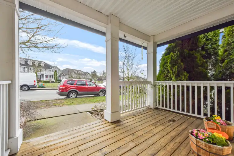 18043 70 AVENUE - photo 2 of 26
