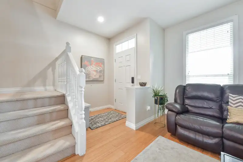 18043 70 AVENUE - photo 3 of 26