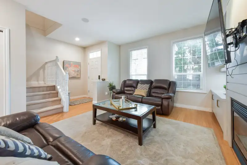 18043 70 AVENUE - photo 4 of 26
