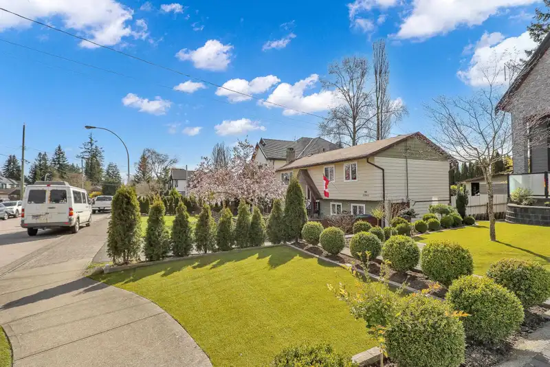 10845 141 STREET - photo 2 of 40