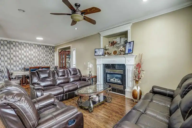 16761 63B AVENUE - photo 4 of 40