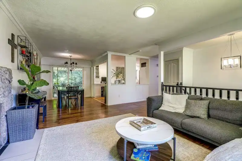 13923 77A AVENUE - photo 4 of 35