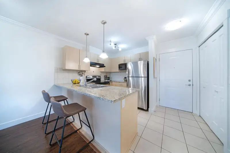 405 17769 57TH AVENUE - photo 4 of 19