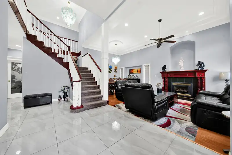 6332 125A STREET - photo 2 of 34