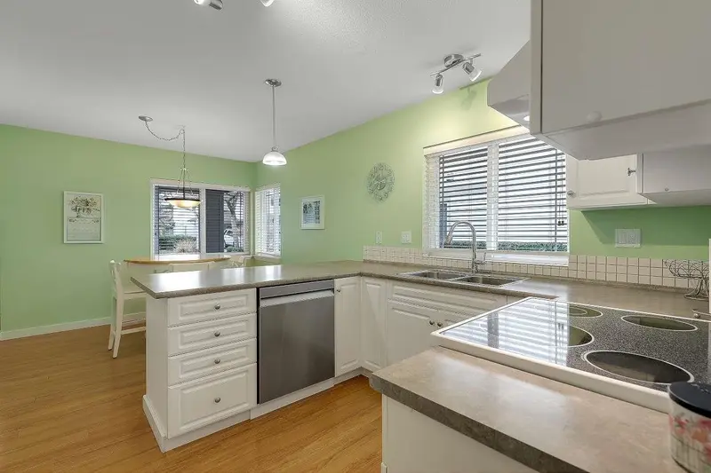 208 16233 82 AVENUE - photo 2 of 25