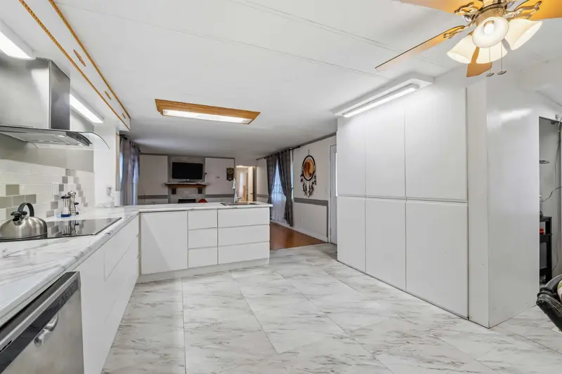 43 2035 MARTENS STREET - photo 2 of 25