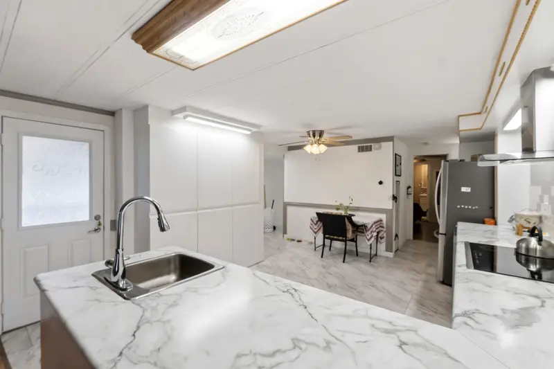 43 2035 MARTENS STREET - photo 3 of 25