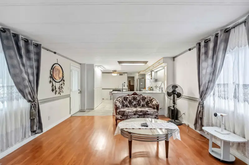 43 2035 MARTENS STREET - photo 4 of 25