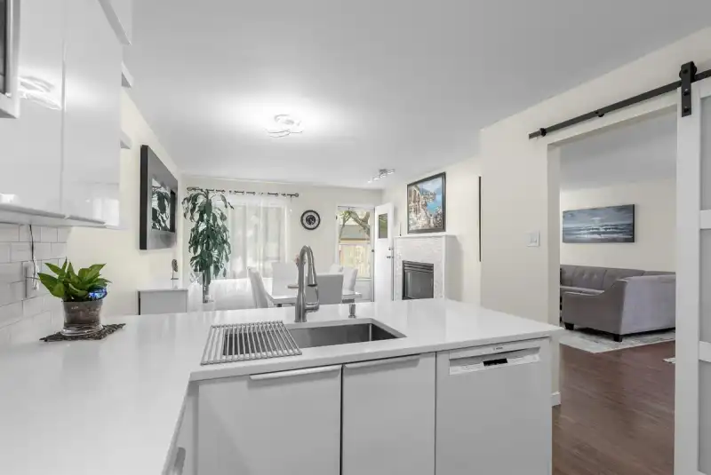 13 16318 82 AVENUE - photo 1 of 40