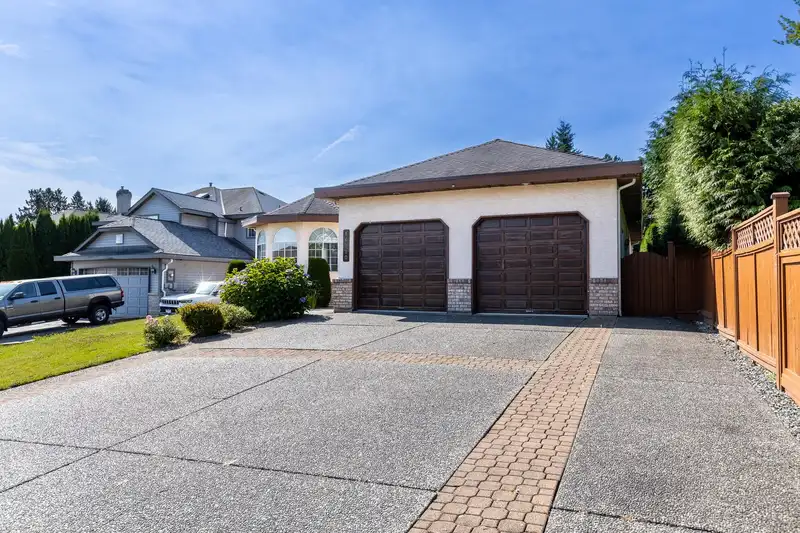 16320 94 AVENUE - photo 3 of 40