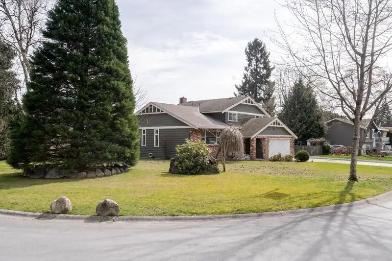 5684 146A STREET - photo 4 of 40