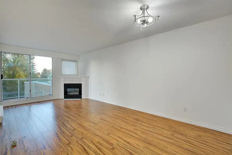 507 9830 WHALLEY BOULEVARD - photo 2 of 27