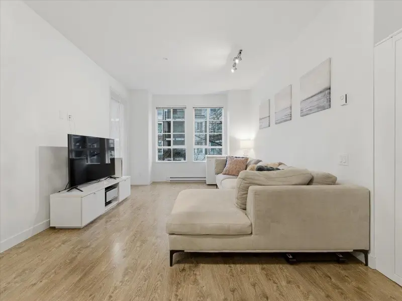 205 553 FOSTER AVENUE - photo 4 of 19