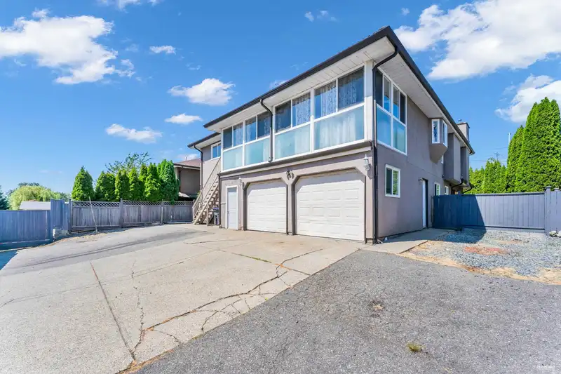 14382 88 AVENUE - photo 3 of 35