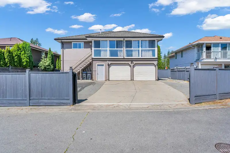14382 88 AVENUE - photo 4 of 35