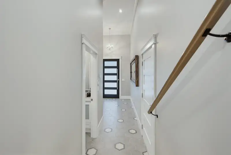 16150 87 AVENUE - photo 4 of 25