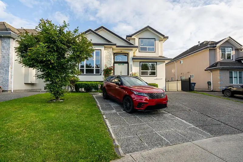 12608 67A AVENUE - photo 2 of 39