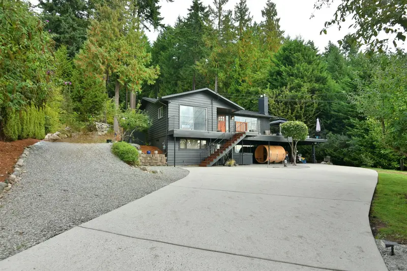 482 ELPHINSTONE AVENUE - photo 1 of 24