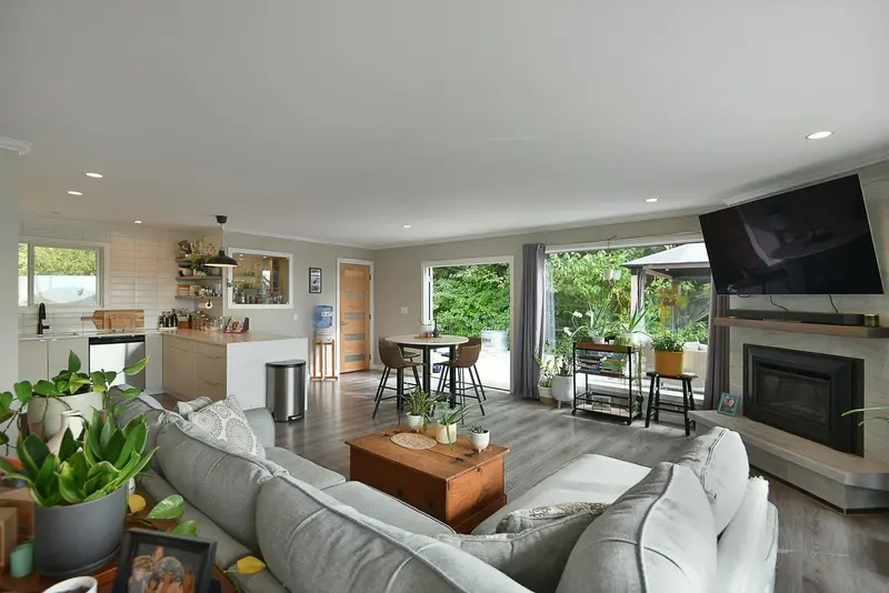 482 ELPHINSTONE AVENUE - photo 4 of 24