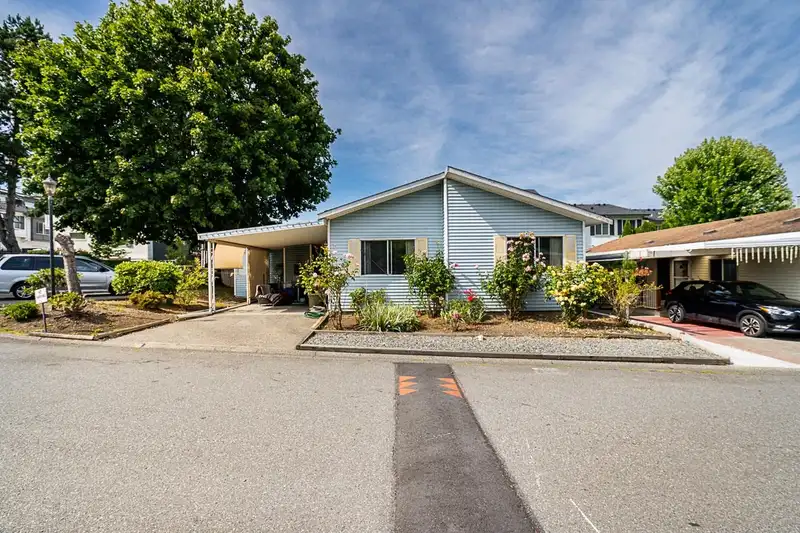 1 8078 KING GEORGE BOULEVARD - photo 1 of 36