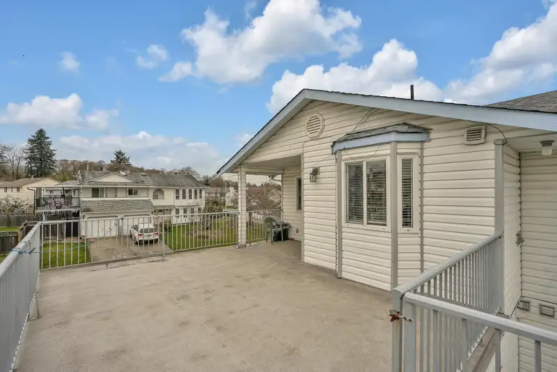 13452 85 AVENUE - photo 4 of 40