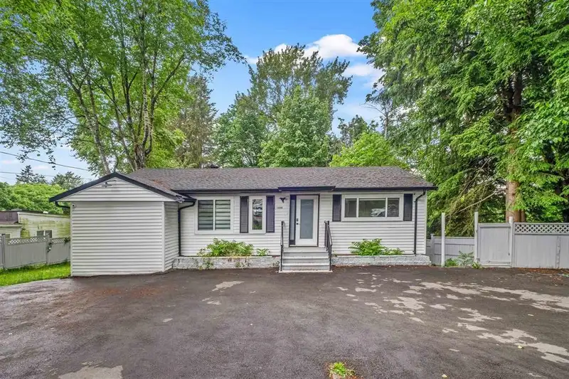 13289 112B AVENUE - photo 2 of 32