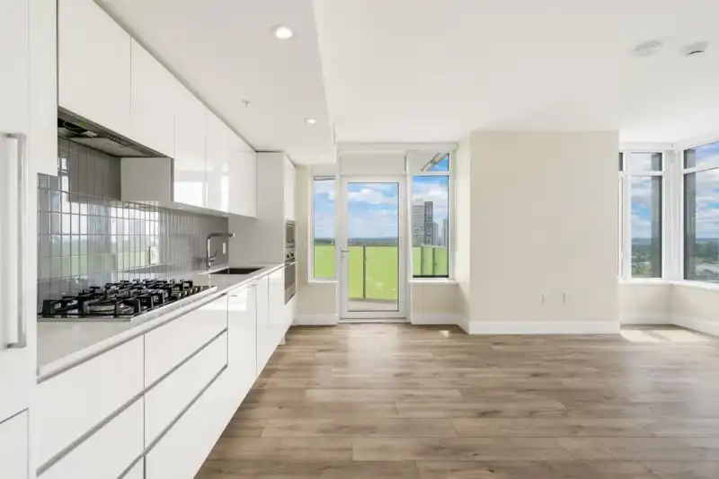 1804 10428 WHALLEY BOULEVARD - photo 2 of 21