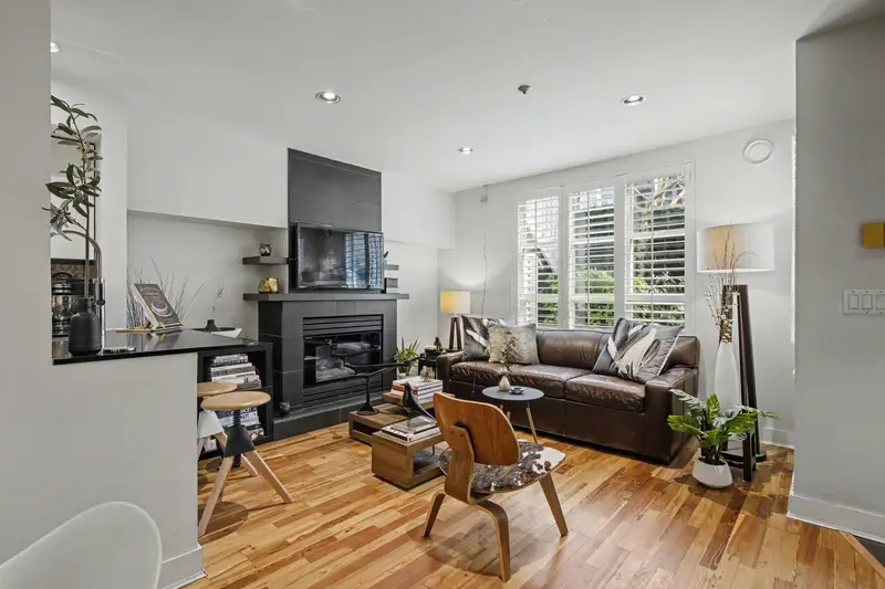 103 669 W 7TH AVENUE - photo 4 of 19