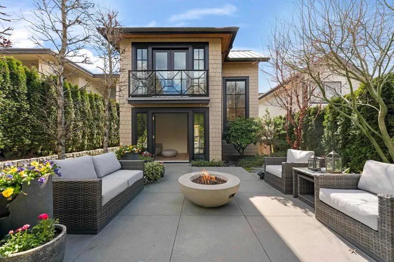 1230 ESQUIMALT AVENUE - photo 3 of 25