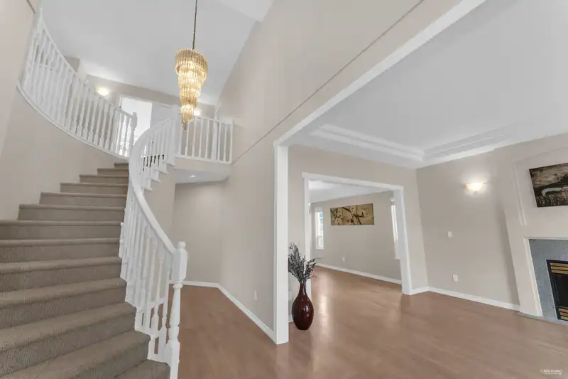 15674 101A AVENUE - photo 4 of 37