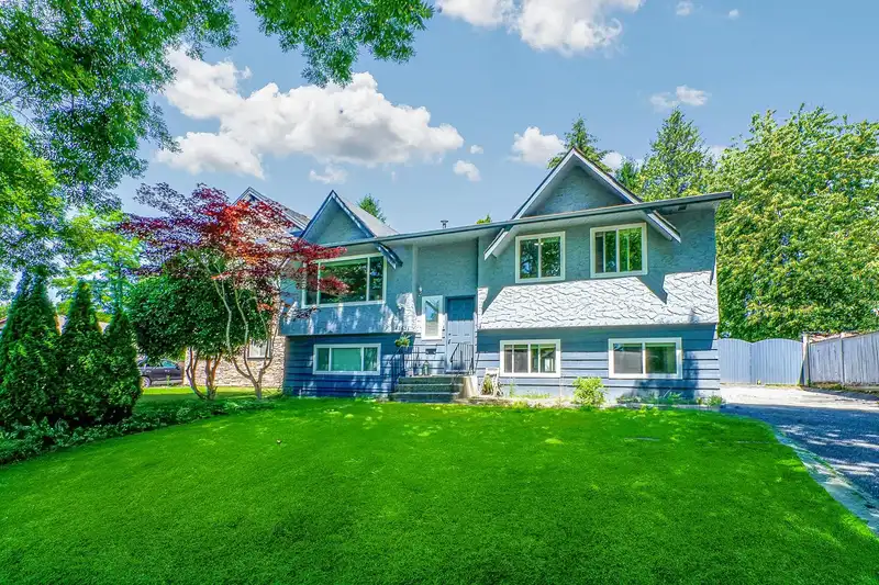 14863 89 AVENUE - photo 1 of 31