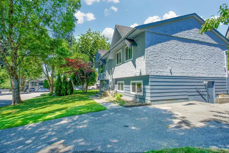 14863 89 AVENUE - photo 2 of 31