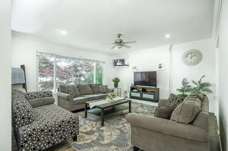 14863 89 AVENUE - photo 3 of 31