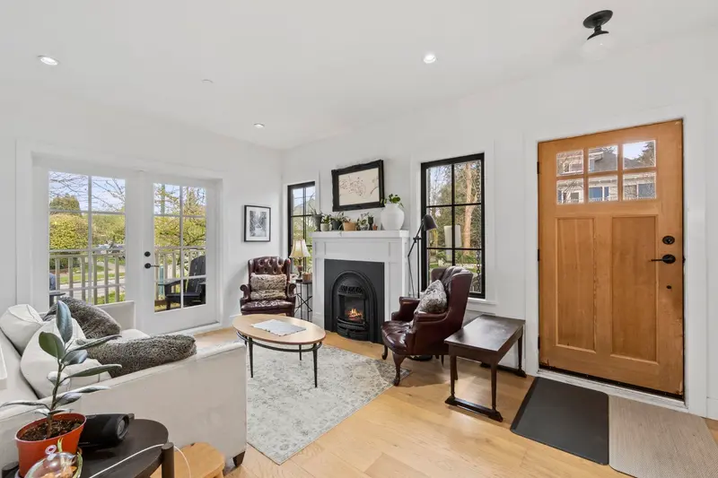 2072 KITCHENER STREET - photo 3 of 25