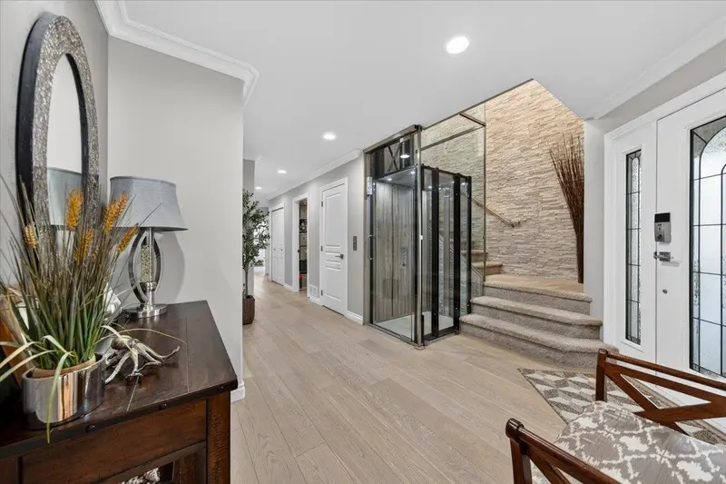 927 KENT STREET - photo 3 of 25