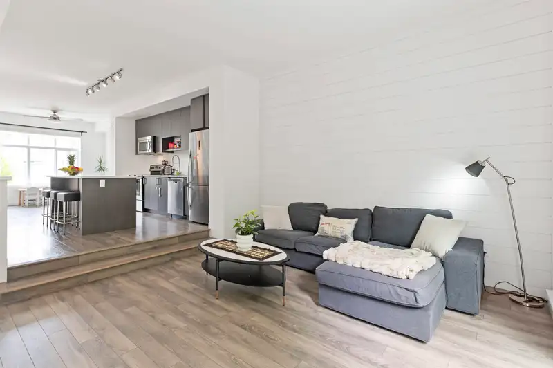 99 15340 GUILDFORD DRIVE - photo 4 of 23