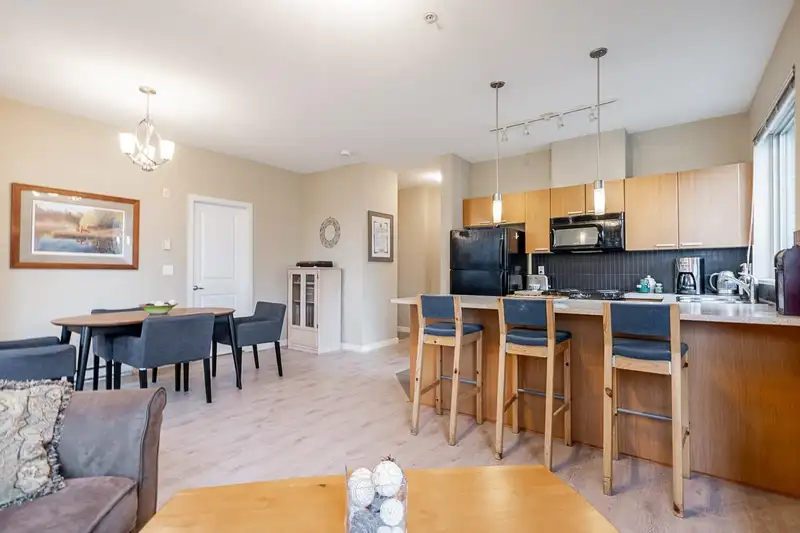 414 10455 UNIVERSITY DRIVE - photo 4 of 37