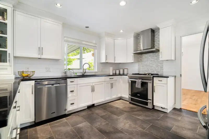 6277 171A STREET - photo 3 of 20