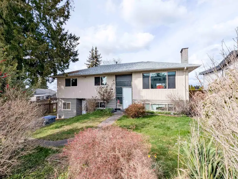 11623 96 AVENUE - photo 1 of 12
