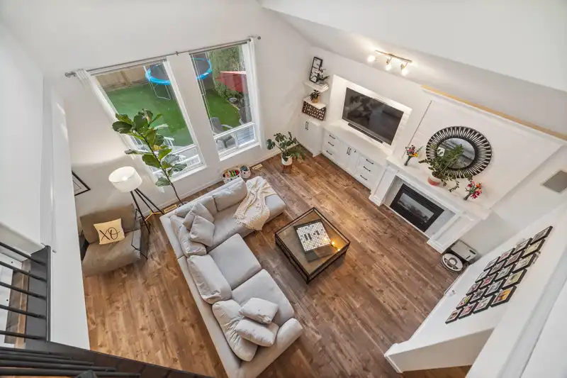 18962 68B AVENUE - photo 4 of 39