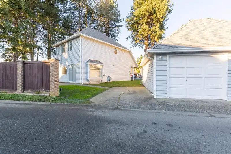 12842 72B AVENUE - photo 3 of 39