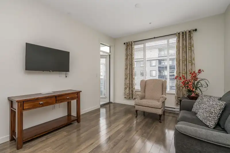 405 15835 85 AVENUE - photo 3 of 33