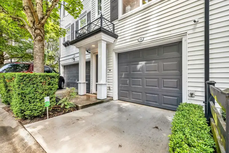 39 15075 60 AVENUE - photo 1 of 31