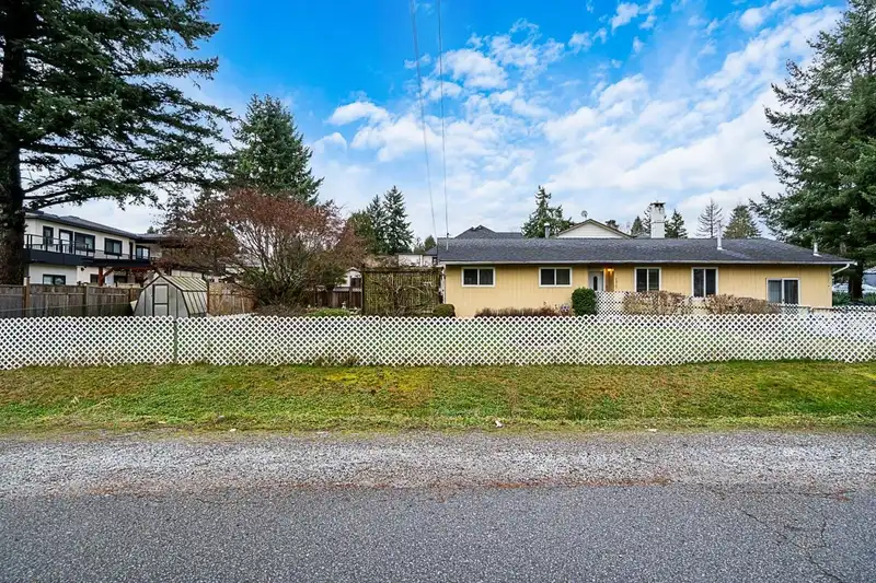 14747 90A AVENUE - photo 3 of 38