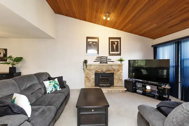 15556 96B AVENUE - photo 3 of 32