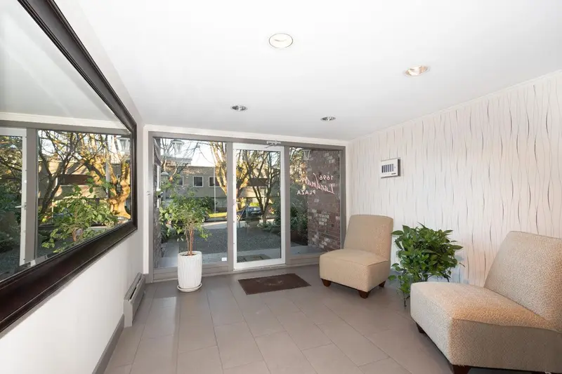 203 1696 W 10TH AVENUE - photo 3 of 25