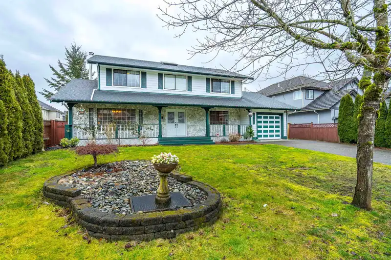 11130 158 STREET - photo 1 of 38